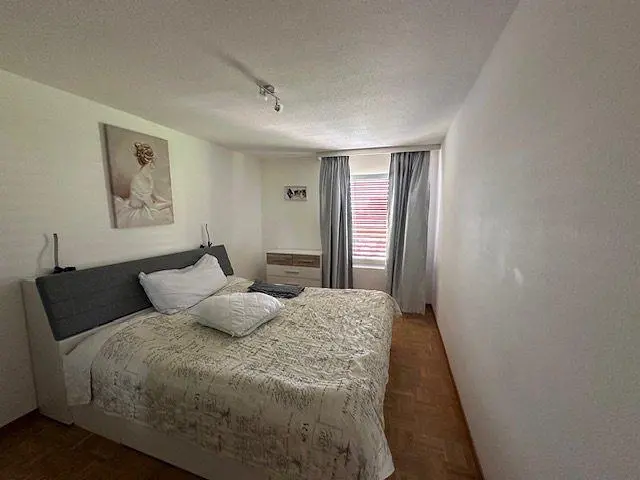 Schlafzimmer; tageslicht, holzboden