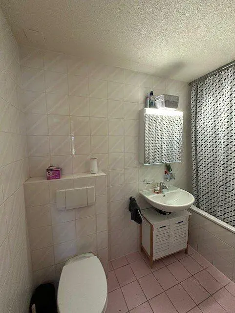 Toilette; fliesenboden, renovierungsbedürftig
