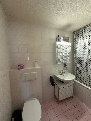 Toilette; fliesenboden, renovierungsbedürftig
