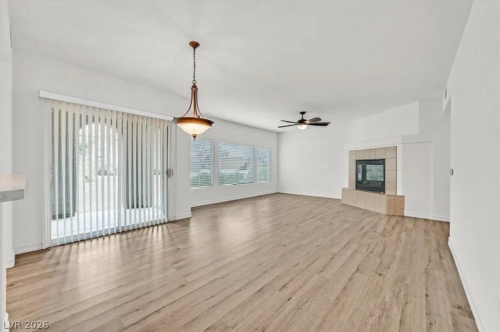 Salon; parquet, cheminée, lumière naturelle