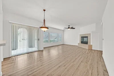 Salon; parquet, cheminée, lumière naturelle