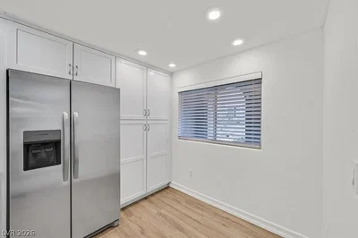 Cuisine; électroménager, parquet, lumière naturelle, rénové