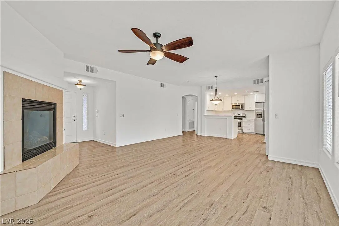 Salon; parquet, cheminée, lumière naturelle