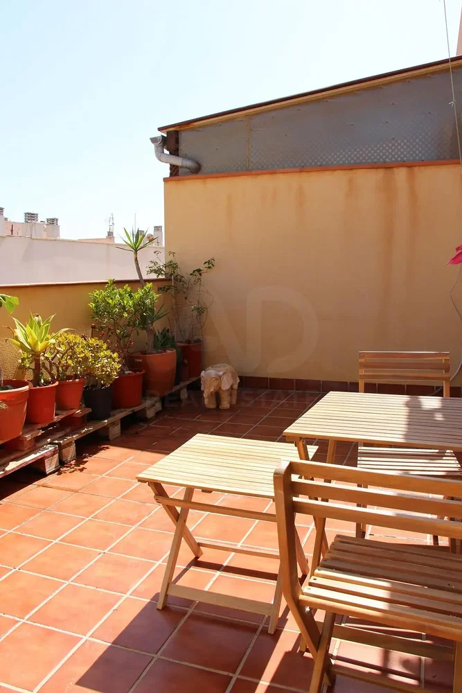 Terraza; luz natural, suelo de baldosas