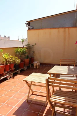 Terraza; luz natural, suelo de baldosas