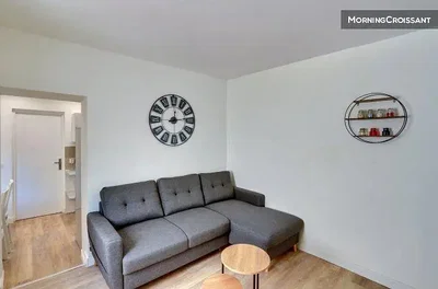 Salon; lumière naturelle, parquet, style moderne