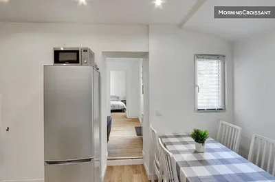 Cuisine; électroménager, parquet, lumière naturelle