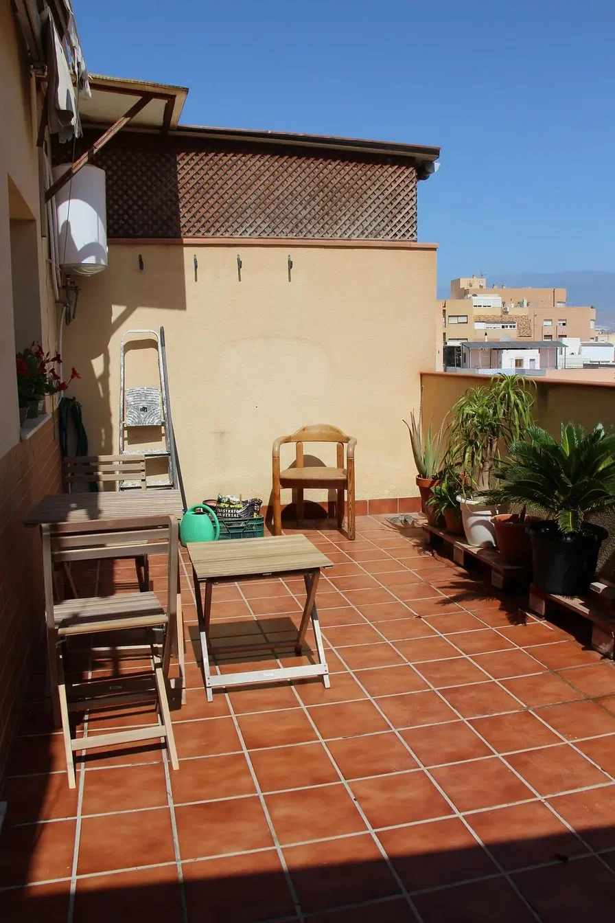 Terraza; suelo de baldosas, luz natural, vista