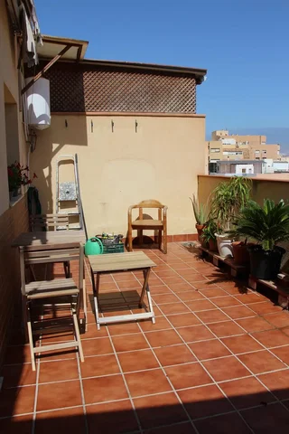 Terraza; suelo de baldosas, luz natural, vista