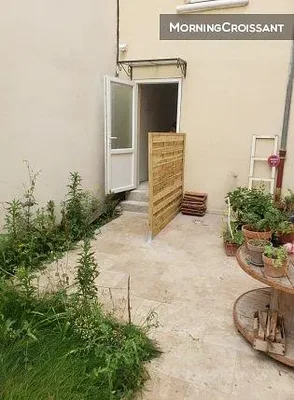 Terrasse; lumière naturelle, nécessite rénovation