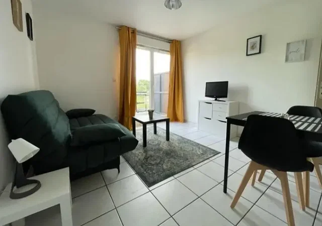Salon; carrelage, lumière naturelle