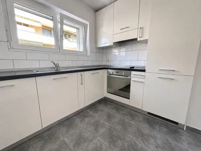 Kuchyně; dlažba, kuchyňské spotřebiče, přirozené světlo