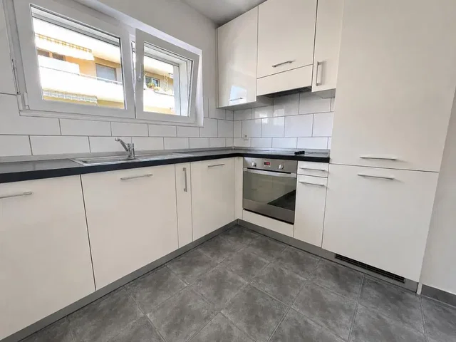 Cuisine; carrelage, électroménager, lumière naturelle