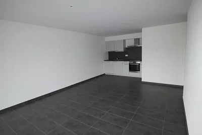Cuisine; carrelage, électroménager, lumière naturelle