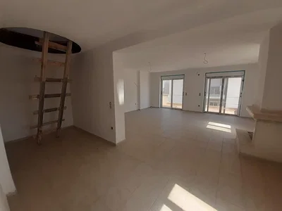 Salon; carrelage, lumière naturelle