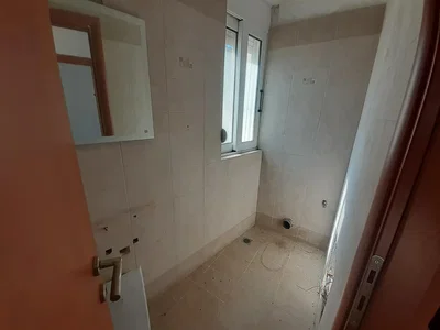 Toalet; pločice, potrebna renovacija, prirodna svjetlost