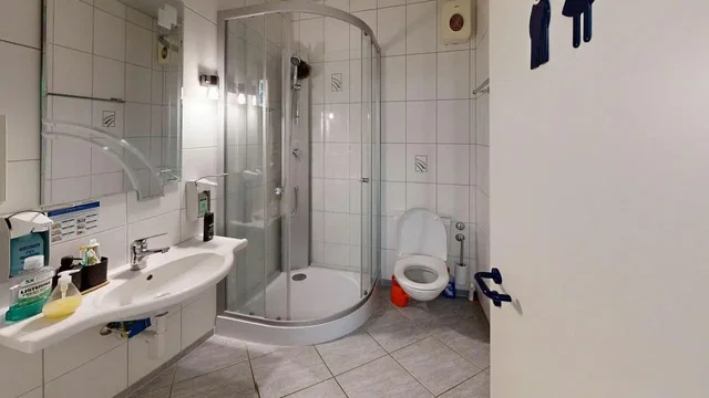 Casa de banho; chão de azulejo, luz natural