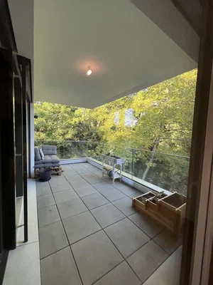 Balcon; lumière naturelle, carrelage, vue