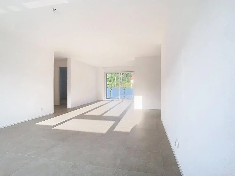 Wohnzimmer; fliesenboden, tageslicht