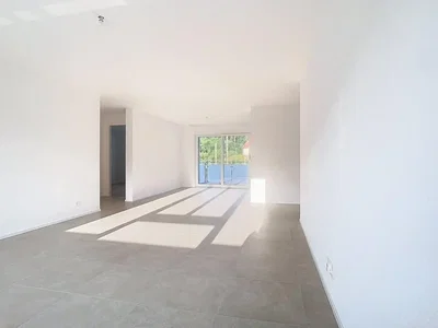 Wohnzimmer; fliesenboden, tageslicht