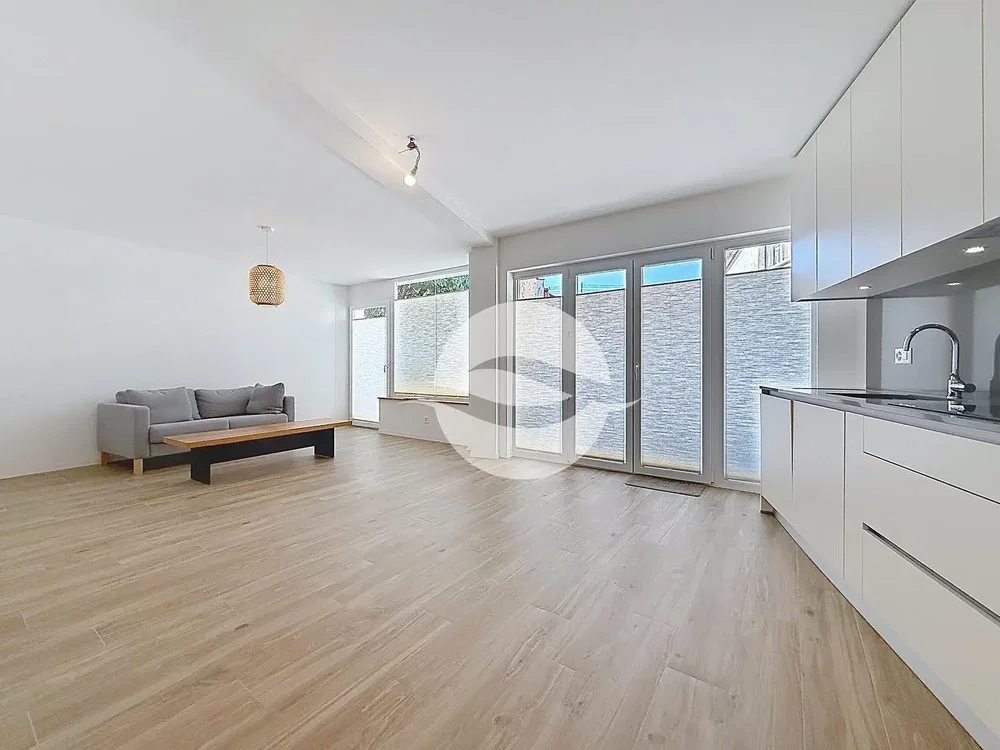 Salón; suelo de madera, luz natural, estilo moderno, electrodomésticos