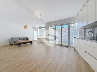 Salón; suelo de madera, luz natural, estilo moderno, electrodomésticos
