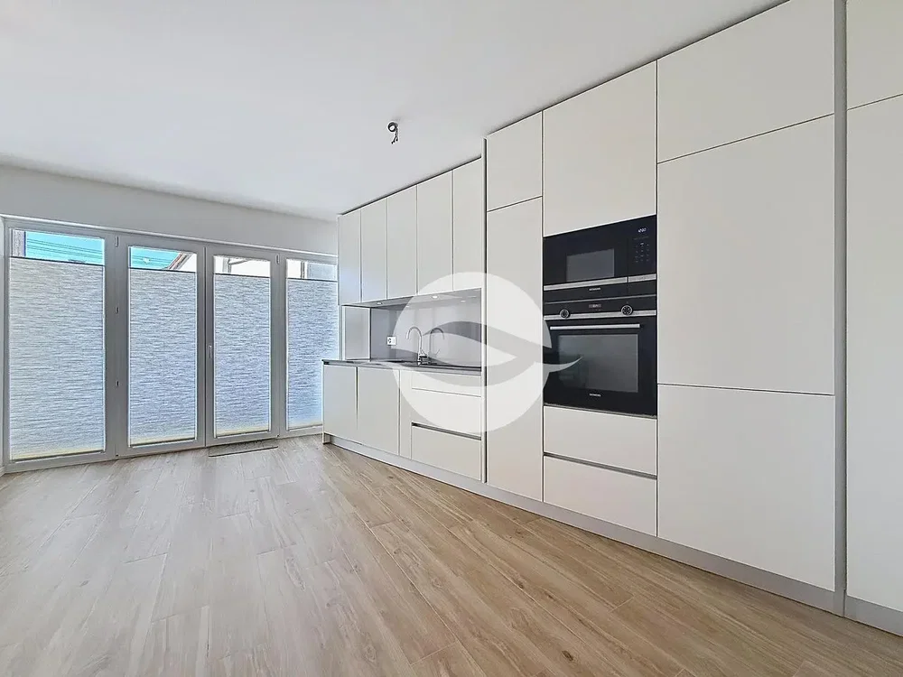 Cocina; electrodomésticos, suelo de madera, luz natural