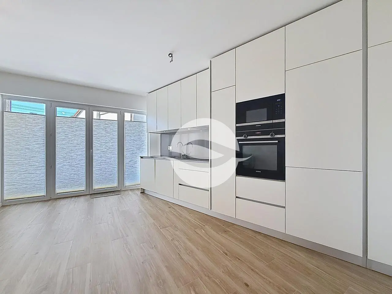 Cocina; electrodomésticos, suelo de madera, luz natural