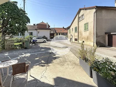 Casa y alrededores; luz natural, necesita renovación