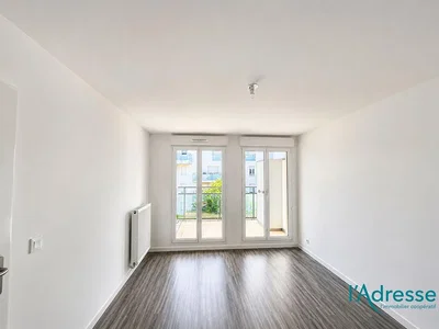 Salon; parquet, lumière naturelle, nécessite rénovation