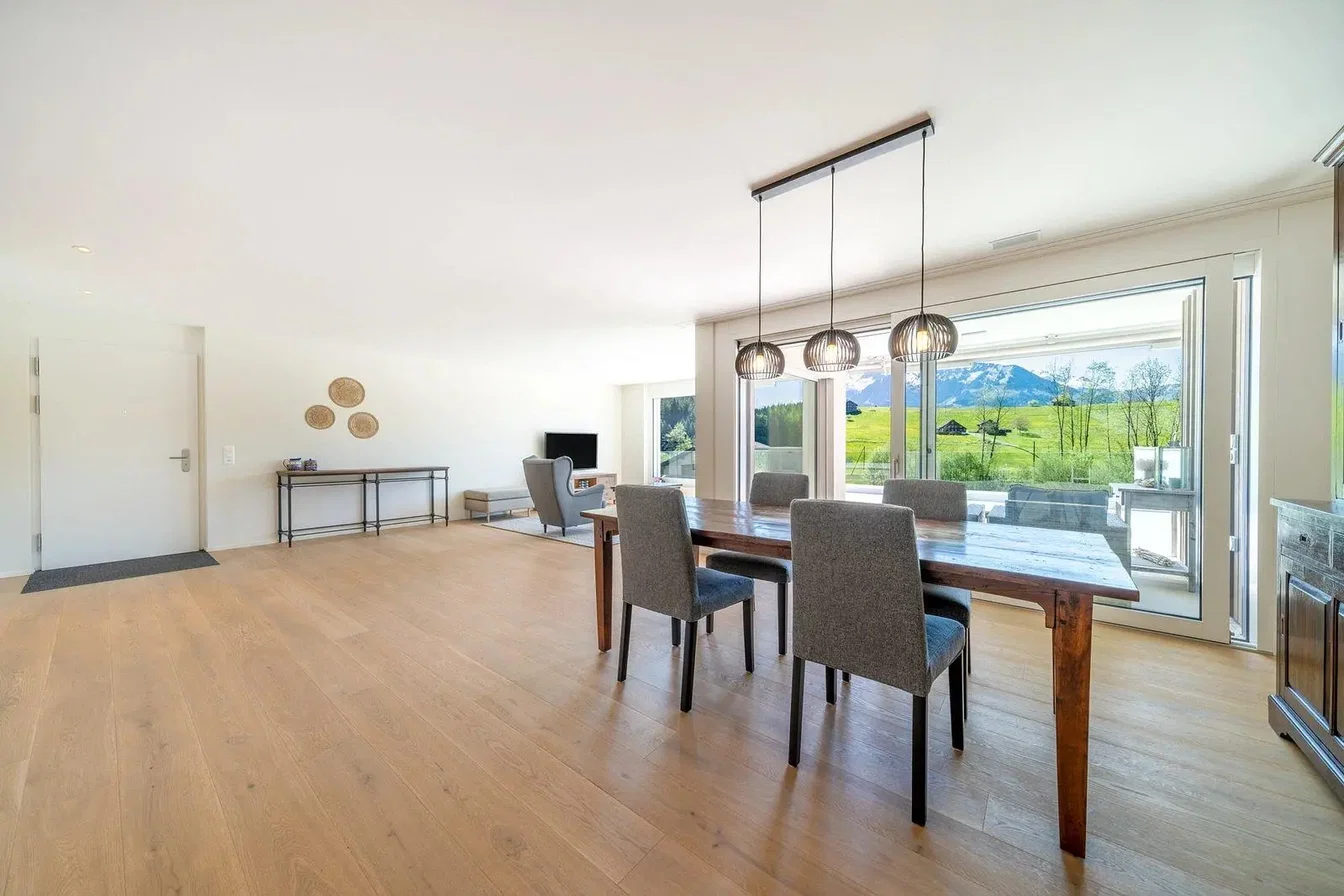 Sala de estar; chão de madeira, luz natural, estilo moderno
