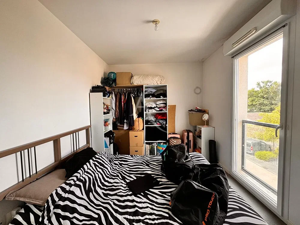 Camera da letto; luce naturale, necessita ristrutturazione