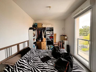 Camera da letto; luce naturale, necessita ristrutturazione