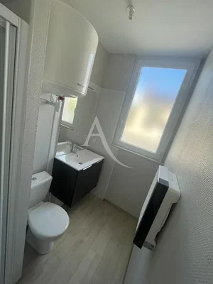 Toilettes; carrelage, lumière naturelle