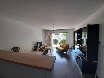 Soggiorno; luce naturale, pavimento in legno
