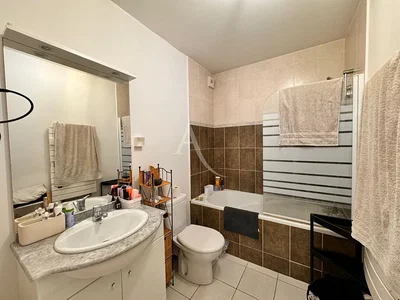 Bagno; pavimento in piastrelle, necessita ristrutturazione