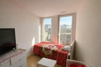 Dormitorio; luz natural, suelo de madera