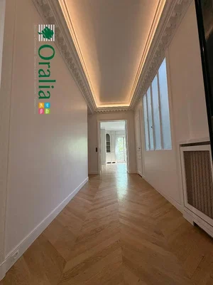 Soggiorno; pavimento in legno, soffitti alti, luce naturale