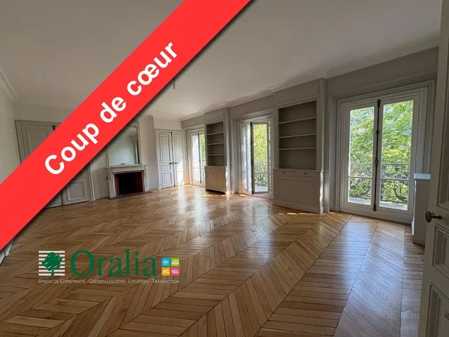 Soggiorno; pavimento in legno, camino, luce naturale, vista