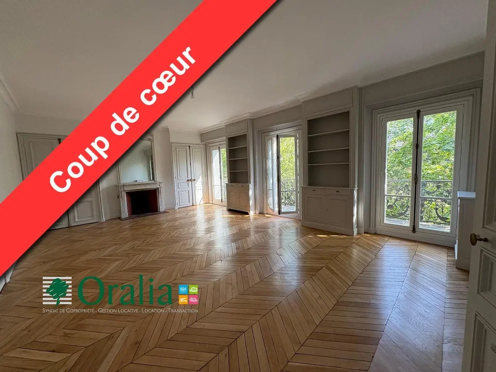 Soggiorno; pavimento in legno, camino, luce naturale, vista