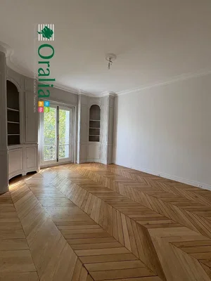 Soggiorno; pavimento in legno, luce naturale