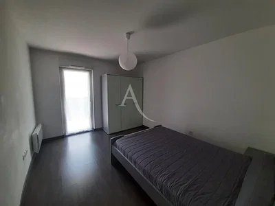 Camera da letto; luce naturale, pavimento in piastrelle
