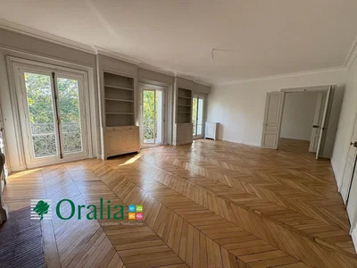 Soggiorno; pavimento in legno, luce naturale, vista