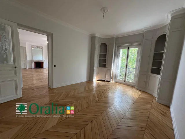 Soggiorno; pavimento in legno, luce naturale