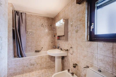 Bagno; pavimento in piastrelle, necessita ristrutturazione