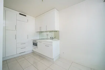 Cozinha; chão de azulejo, eletrodomésticos, luz natural