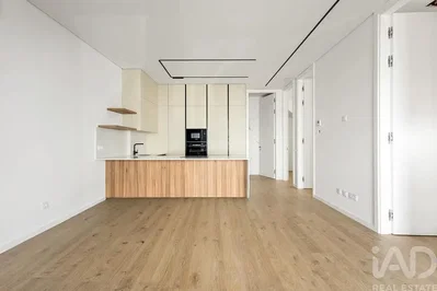Cuisine; électroménager, parquet, lumière naturelle, style moderne, rénové