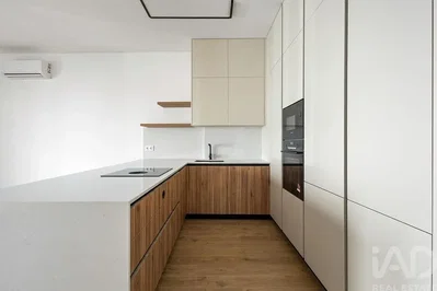 Cuisine; électroménager, parquet, rénové, lumière naturelle