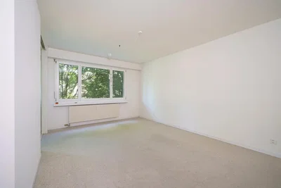 Quarto; luz natural, precisa de renovação