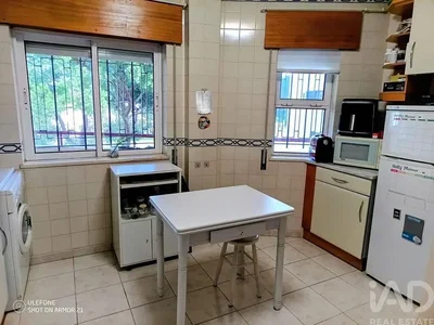 Кухиња; плочице, кухињски апарати, природно светло